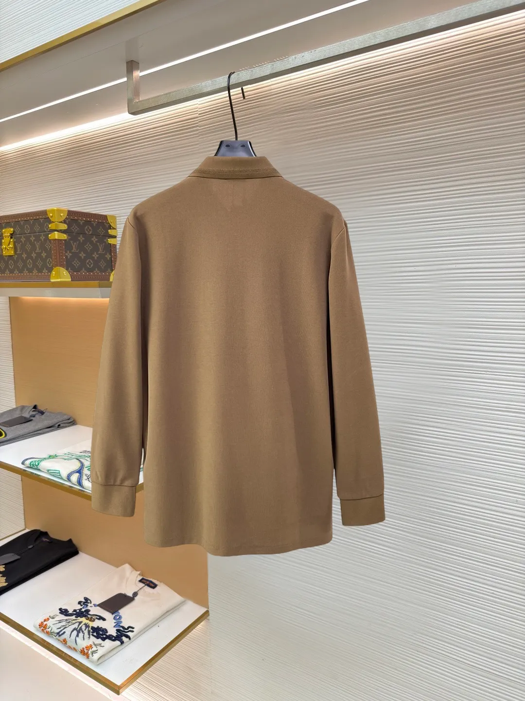 Burberry New Arrival long-sleeved Polo shirt, original fabric, official Same Style, made of 260 grams of pure cotton pique fabric, custom-made in the same vat, feels very comfortable and smooth, very wide and stylish, produced by a first-line brand Factory. The collar and collar ribs are woven with imported yarn and will not deform after long-term wear. The most New Arrival style in spring and summer, fashionable and individual, super Versatile and good-looking, very suitable for both men and women, a must-have style. Size: S-XXL